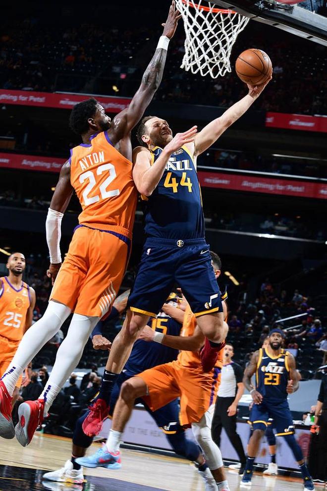  吉米怀特和飓风希金斯对战享特与摩西 